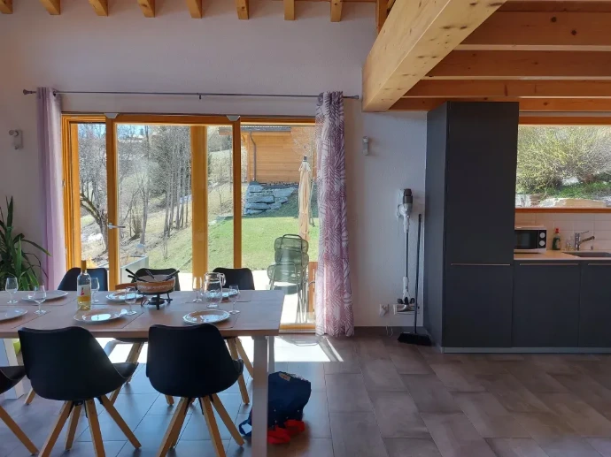 Salle à manger avec accès direct à la pelouse