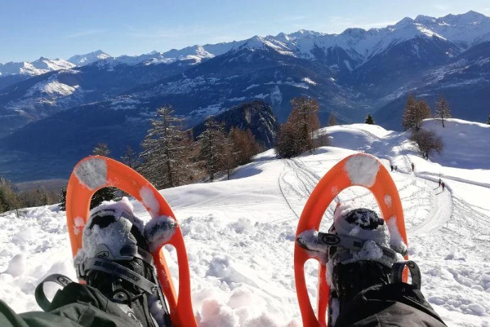 Raquettes à neige avec sur les Alpes