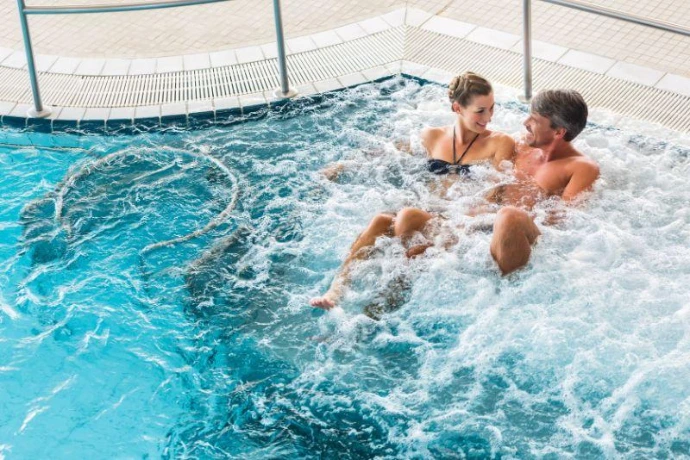 Couple dans des bains thermaux