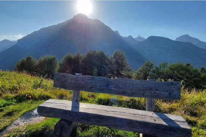Banc avec vue sur les montagnes et le soleil